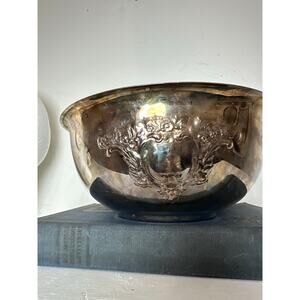 Large Wallace Style Silver Plate Punch Bowl 524 Decorative Vine Wreath Pattern